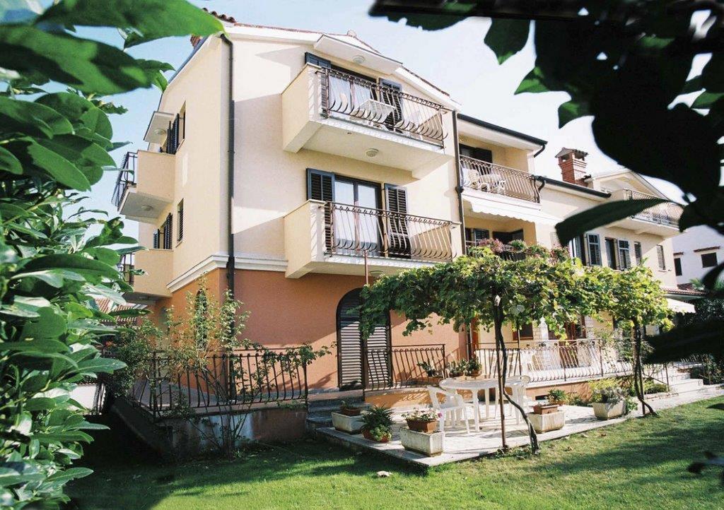 Apartments Alice โรวีน ภายนอก รูปภาพ