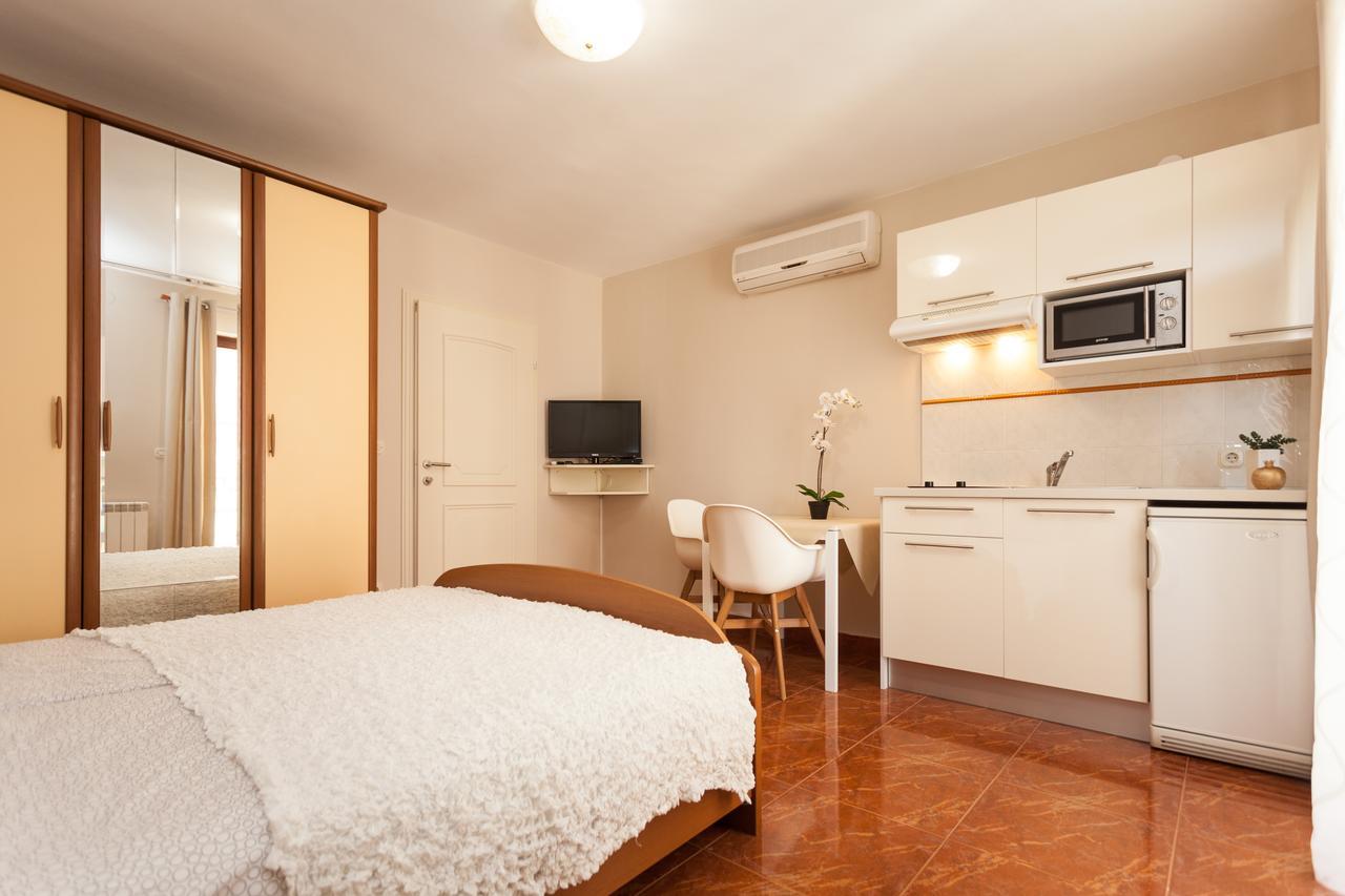 Apartments Alice โรวีน ภายนอก รูปภาพ