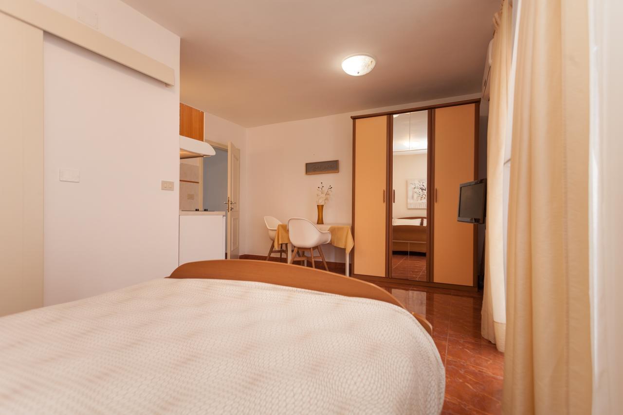 Apartments Alice โรวีน ภายนอก รูปภาพ